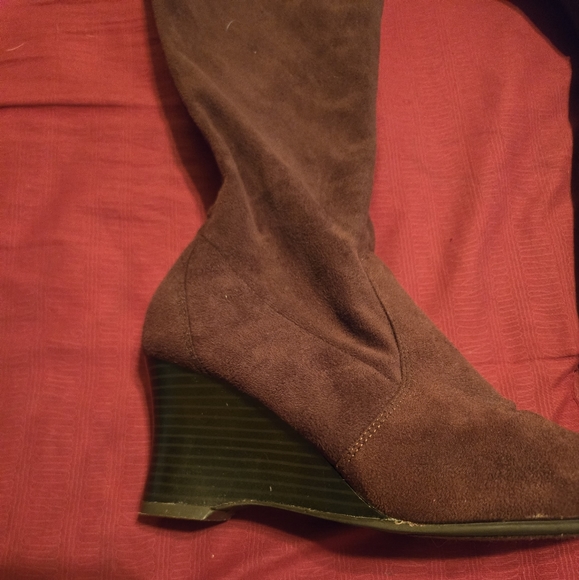 Pretty dark brown, zip up suede boots with 2 inch heel. Size 6 1/2. - Picture 4 of 5